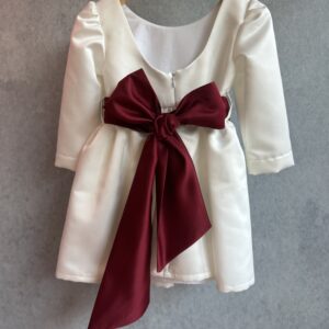 λευκό φόρεμα με Κόκκινη ζώνη,