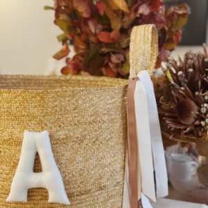 ψάθινο καλάθι μονόγραμμα