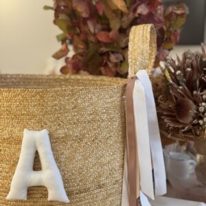 ψάθινο καλάθι μονόγραμμα